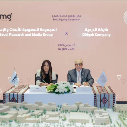 جيري إنزيريلو وجمانا الراشد خلال توقيع مذكرة التفاهم