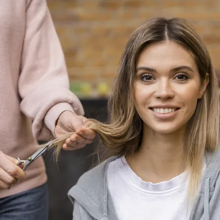 تفسير حلم  قص الشعر في المنام- مصدر الصورة: Freepik