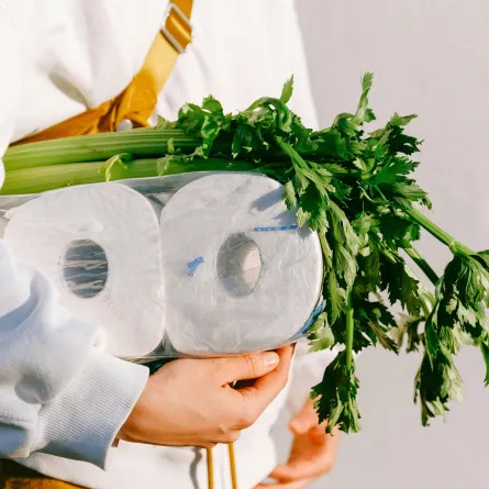 امرأة ممسكة بمشترياتها