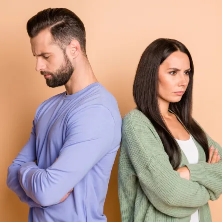 زوجان يبدو عليهما علامات الخلاف وعدم التفاهم