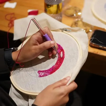 إبداع إحدى المشاركات في مبادرة زاوية 97 - الصورة من وكالة الأنباء السعودية "واس"