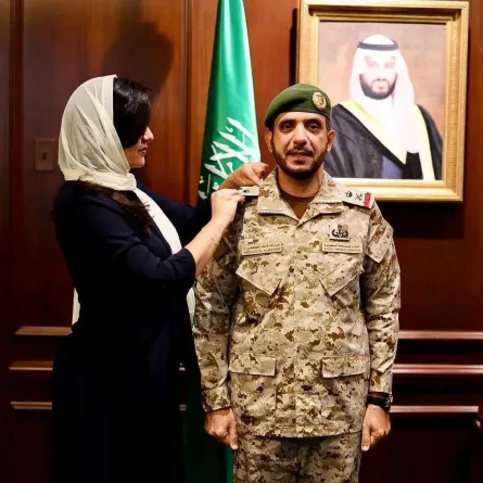 . السفيرة السعودية في واشنطن تقلد الملحق العسكري رتبته الجديدة  - الصورة من وكالة الأنباء السعودية "واس"