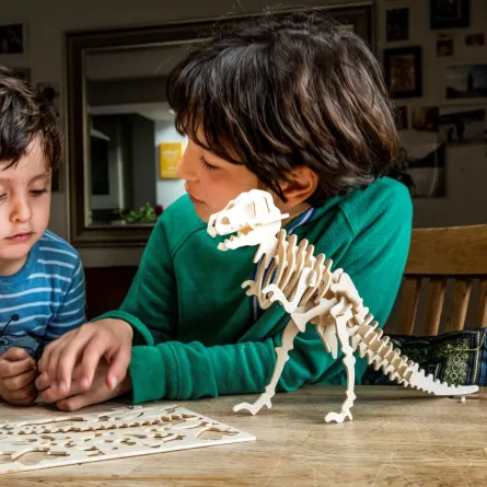 صورة طفلين يحلان لغزا