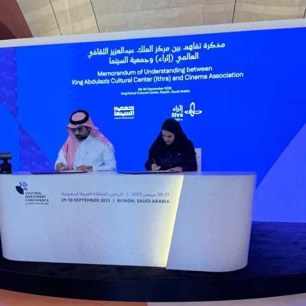  نورة الزامل مدير قسم البرامج في إثراء أثناء توقيع مذكرة التفاهم