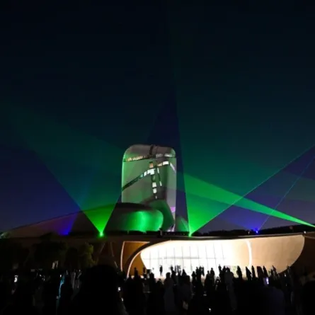 مركز إثراء يتزين باللون الأخضر احتفالًا باليوم الوطني السعودي - الصورة من الموقع الرسمي لمركز إثراء