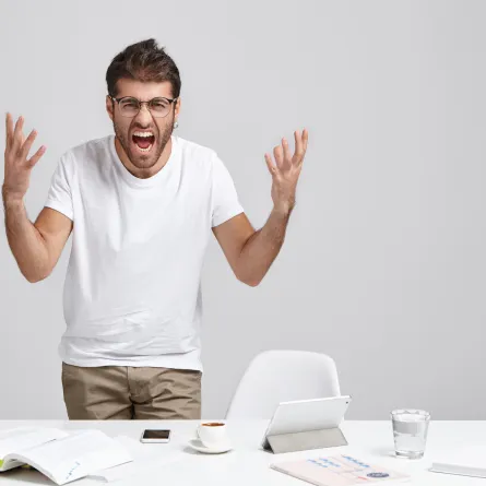  مواقف مكتبية صادمة وكيف تسيطر عليها بمهارة؟