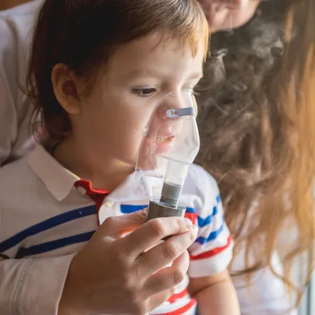 صورة لأم مع طفلها المريض