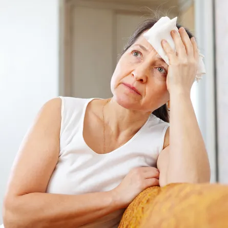 سيدة تواجه تحديات انقطاع الطمث Image by bearfotos on Freepik