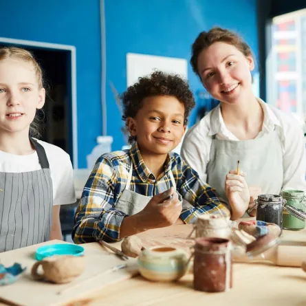 صورة لأم وأطفالها يتشاركون تنمية الهواية