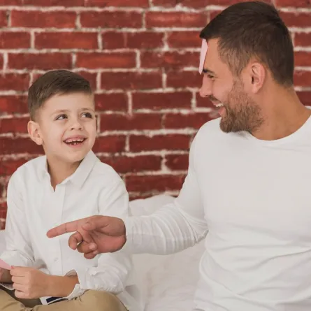 صورة تدل على علاقة مميزة بين الاب وابنه