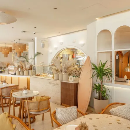 لقطة لداخل برانش & كيك أندر ذا تري -الصورة من صفحة brunchandcakeksa الرسمية