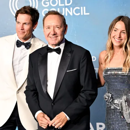 إيفان لوينشتاين، كيفن سبيسي، لوسي لوينشتاين Evan Lowenstein, Kevin Spacey, Lucie Lowenstein، حفل أمفار فينيسيا 2025. مصدر الصورة: Earl Gibson III/Deadline via Getty Images