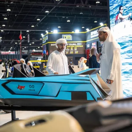 اليوم الثاني من معرض أبوظبي للصيد والفروسية. الصورة من وكالة الأنباء الإماراتية "وام"