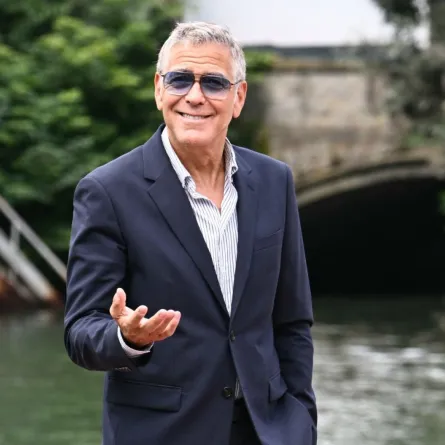 جورج كلوني في ليدو فينيسيا (George Clooney at Venice Lido). مصدر الصورة: Stefano RELLANDINI / AFP