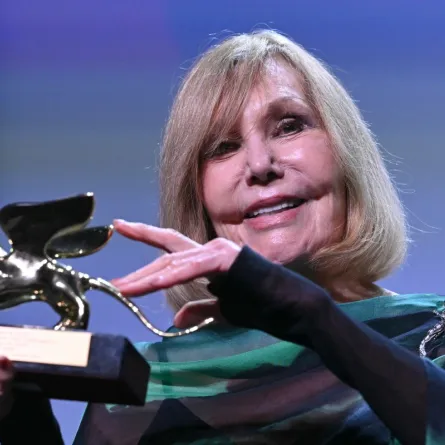 كيم نوفاك تتسلم جائزة الأسد الذهبي لإنجاز العمر – مصدر الصورة STEFANO RELLANDINI / AFP