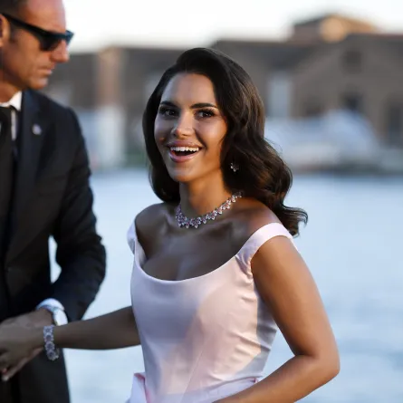 نجود الرميحي Nojoud Alrumaihi في حفل أمفار الخيري، فينيسيا 2025 ( مصدر الصورة: Ryan Emberley/amfAR via Getty Images)