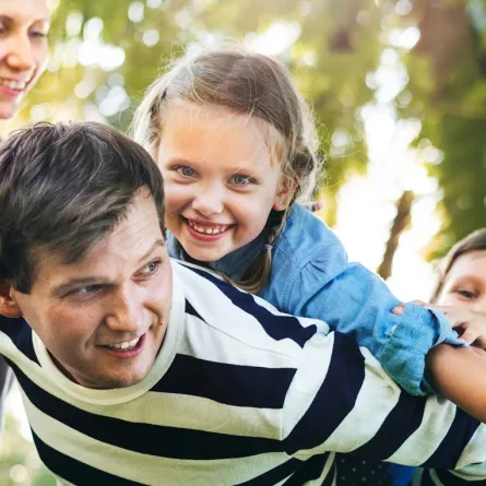 صورة لوالدين يمرحان مع أطفالهما