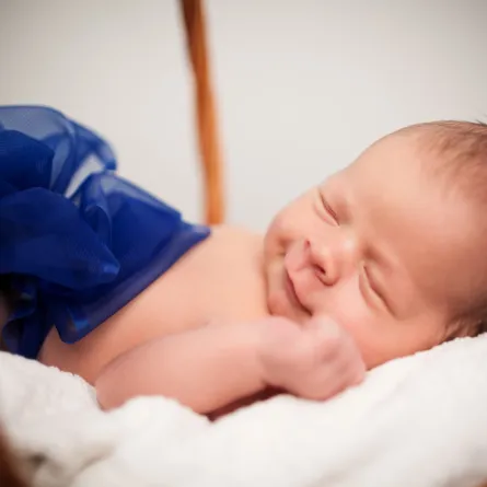 صورة مولود يبتسم