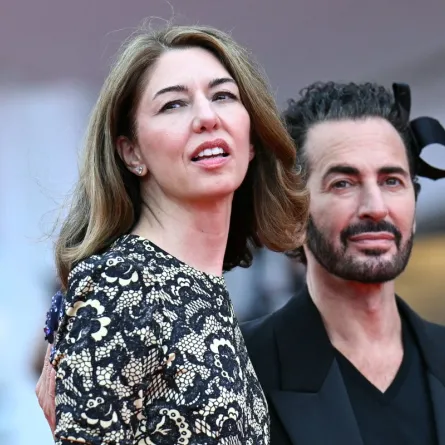 صوفيا كوبولا Sofia Coppola ومارك جاكوبس Marc Jacobs من مهرجان فينيسيا 2025 – مصدر الصورة Tiziana FABI / AFP