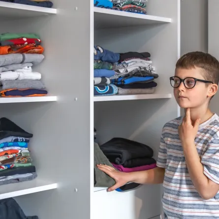 صورة لطفل يختار ملابسه