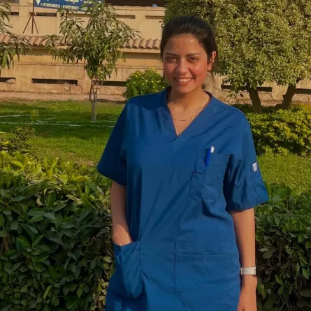 سهر الصايغ بالزي الرسمى لمهنتها كطبيبة أسنان- الصورة من حسابها على إنستغرام