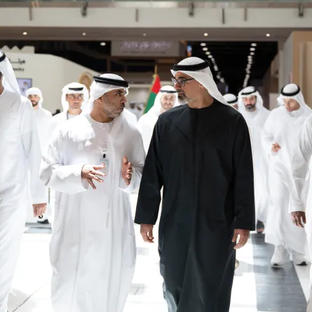 الشيخ خالد بن محمد بن زايد آل نهيان، ولي عهد أبوظبي رئيس المجلس التنفيذي لإمارة أبوظبي خلال جولته في معرض أبوظبي للصيد والفروسية. الصورة من مكتب أبوظبي الإعلامي