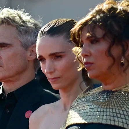 الممثل الأمريكي خواكين فينيكس والممثلة الأمريكية روني مارا والمخرجة التونسية كوثر بن هنية يحضرون السجادة الحمراء لفيلم "صوت هند رجب" المعروض في المسابقة الرسمية في مهرجان فينسيا السينمائي الدولي الـ 82 (US actor Joaquin Phoenix, US actress Rooney Mara and Tunisian director Kaouther Ben Hania ttend the red carpet for the movie "The Voice of Hind Rajab" presented in competition at the 82nd International Venice Film Festival)- مصدر الصورة:  Tiziana FABI / AFP