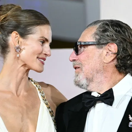 جوليان شنابل ولويز كوغلبيرغ Julian Schnabel and Louise Kugelberg، من مهرجان فينيسيا السينمائي. مصدر الصورة: Stefano RELLANDINI / AFP