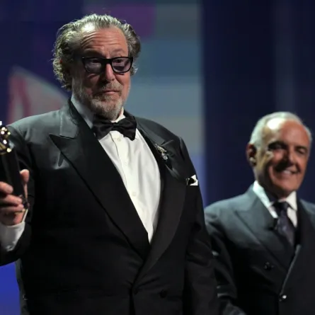 جوليان شنابل Julian Schnabel، من مهرجان فينيسيا السينمائي 2025. مصدر الصورة: Tiziana FABI / AFP