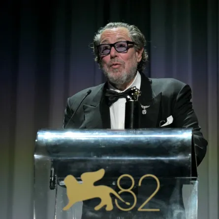 جوليان شنابل Julian Schnabel، من مهرجان فينيسيا السينمائي 2025. مصدر الصورة: Tiziana FABI / AFP