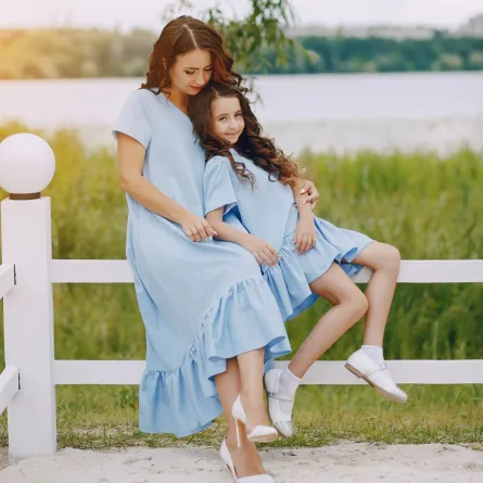 صورة لأم تصادق ابنتها