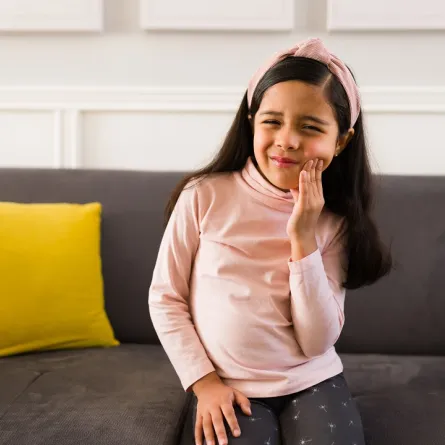 صورة لطفلة تبدو وكأنها تتوجع