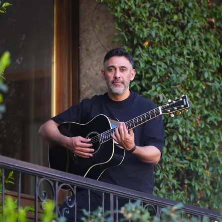 عمرو مصطفى - الصورة من صفحته الرسمية على فيس بوك