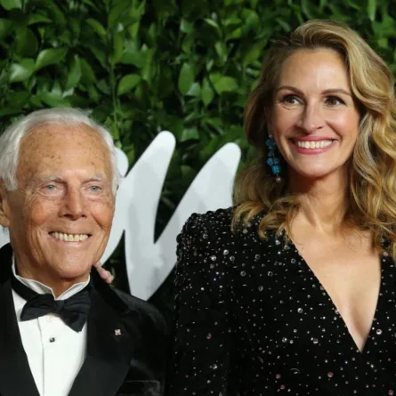 جورجيو أرماني وجوليا روبرتس في حفل توزيع جوائز الموضة 2019 في لندن (Giorgio Armani and Julia Roberts at The Fashion Awards 2019 in London). مصدر الصورة: Isabel Infantes / AFP