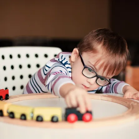 صورة لطفل يلعب