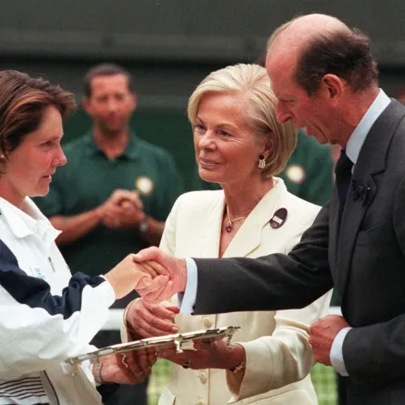 دوق إدوارد من كينت ودوقة كاثرين من كينت في بطولة ويمبلدون للتنس (Duke Edward of Kent and Duchess Katharine of Kent at the Wimbledon Tennis Championships). مصدر الصورة:  PASCAL PAVANI / AFP