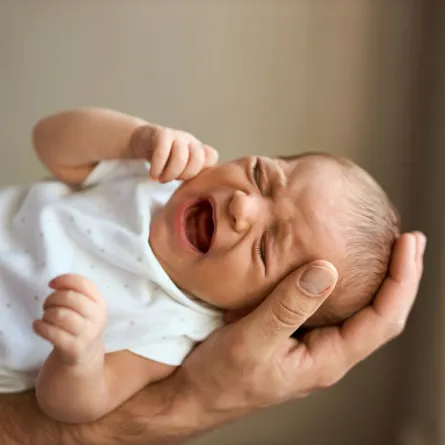 صورة مولود مصاب بالمغص