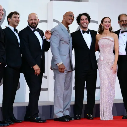 حيرام جارسيا، ديفيد كوبلان، مارك كير، دواين جونسون، بيني سافدي، إميلي بلانت وأندريا روميو (Hiram Garcia, David Koplan, Mark Kerr, Dwayne Johnson, Benny Safdie, Emily Blunt and Andrea Romeo)، من مهرجان فينيسيا السينمائي 2025. مصدر الصورة: Tiziana FABI / AFP