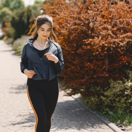 امرأة تمارس رياضة المشي - المصدر freepik