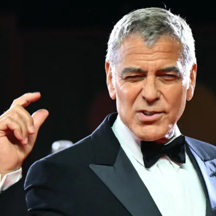 جورج كلوني بلقطة عفوية في مهرجان فينيسيا السينمائي 2025 - George Clooney at the 82nd International Venice Film Festival- مصدر الصورة Stefano RELLANDINI / AFP