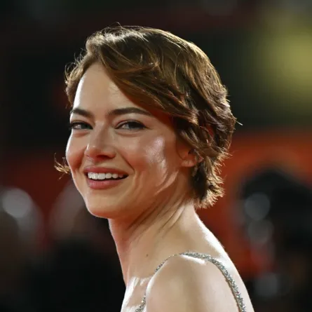 إيما ستون Emma Stone من مهرجان فينيسيا السينمائي 2025. مصدر الصورة: Stefano RELLANDINI / AFP