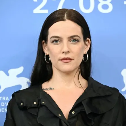 رايلي كيو من مهرجان فينيسيا السينمائي 2025  Riley Keough at the 82nd International Venice Film Festival - مصدر الصورة: (Photo by Stefano RELLANDINI / AFP)