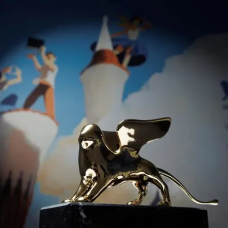  الصورة الرسمية للأسد الذهبي جائزة مهرجان فينيسيا 2025 – مصدر الصورة المركز الإعلامي لمهرجان فينيسيا