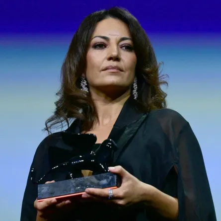 مريم التوزاني تحصد جائزة أرماني بيوتي من الجمهور، التي نالتها عن فيلمها "شارع مالقة" في الدورة الثانية والثمانين لمهرجان البندقية السينمائي (  Maryam Touzani receives the Armani Beauty Audience Award for her film "Málaga Street" at the 82nd Venice Film Festival.). مصدر الصورة: Tiziana FABI / AFP