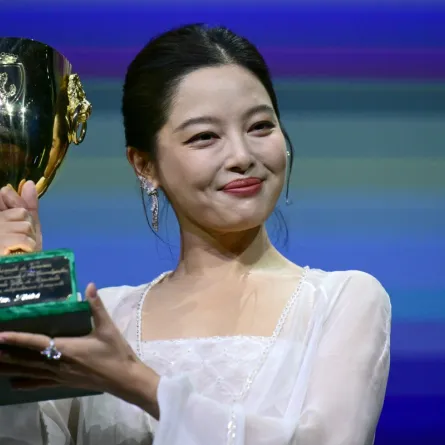 شين تشيلي Xin Zhilei في حفل توزيع جوائز مهرجان فينيسيا السينمائي 2025. مصدر الصورة: Tiziana FABI / AFP