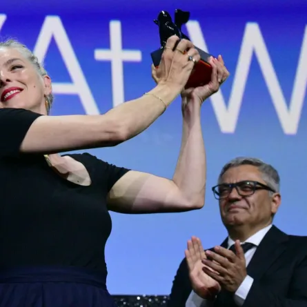 فاليري دونزيلي Valerie Donzelli، من حفل توزيع جوائز مهرجان فينيسيا السينمائي 2025. مصدر الصورة: Tiziana FABI / AFP