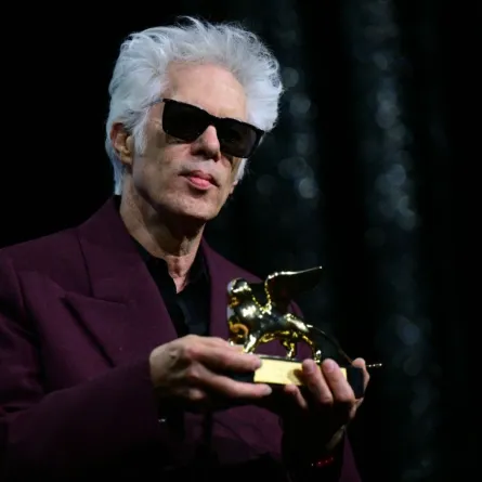 جيم جارموش Jim Jarmusch، من حفل توزيع جوائز مهرجان فينيسيا السينمائي 2025. مصدر الصورة: Tiziana FABI / AFP