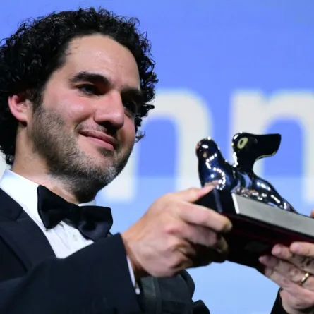 بيني سافدي Benny Safdie في حفل توزيع جوائز مهرجان فينيسيا السينمائي 2025. مصدر الصورة: Tiziana FABI / AFP
