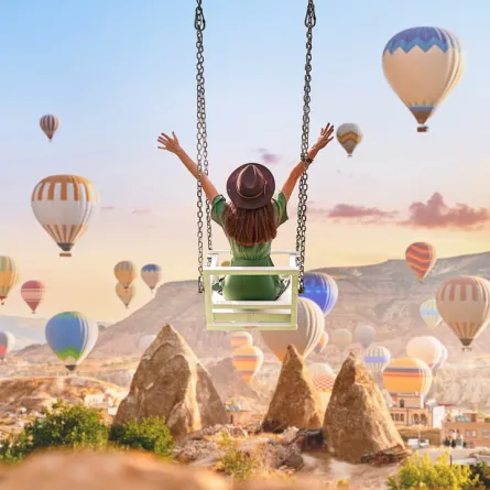 سائحة تستمتع بوقتها أثناء السفر