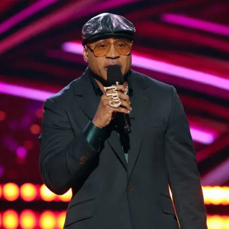 إل إل كول جيه في مسرح دولبي في لوس أنجلوس، كاليفورنيا (LL Cool J at Dolby Theatre in Los Angeles, California). مصدر الصورة: KEVIN WINTER / GETTY IMAGES NORTH AMERICA / Getty Images via AFP
